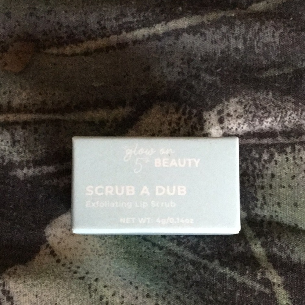 Glow on 5th Beauty Exfoliating Lip Scrub